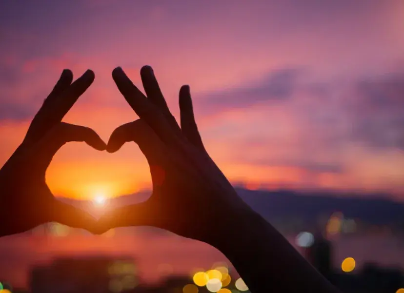 男人喜欢你的表现(男人对你动心的6个表现)