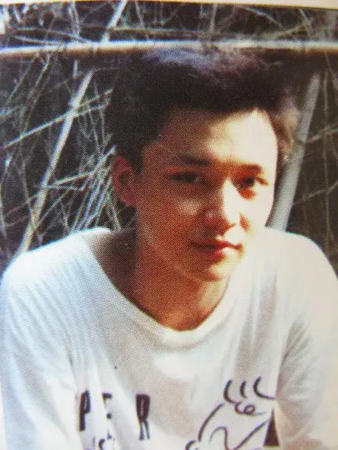 演员张嘉译(一手烂牌被打成王炸)