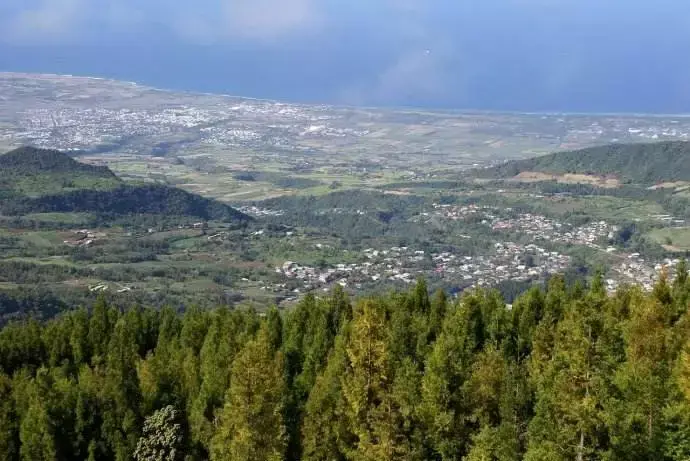 留尼汪岛属于哪个国家(留尼汪岛地理位置及出口的主要交通方式)