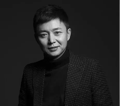演员张嘉译(一手烂牌被打成王炸)