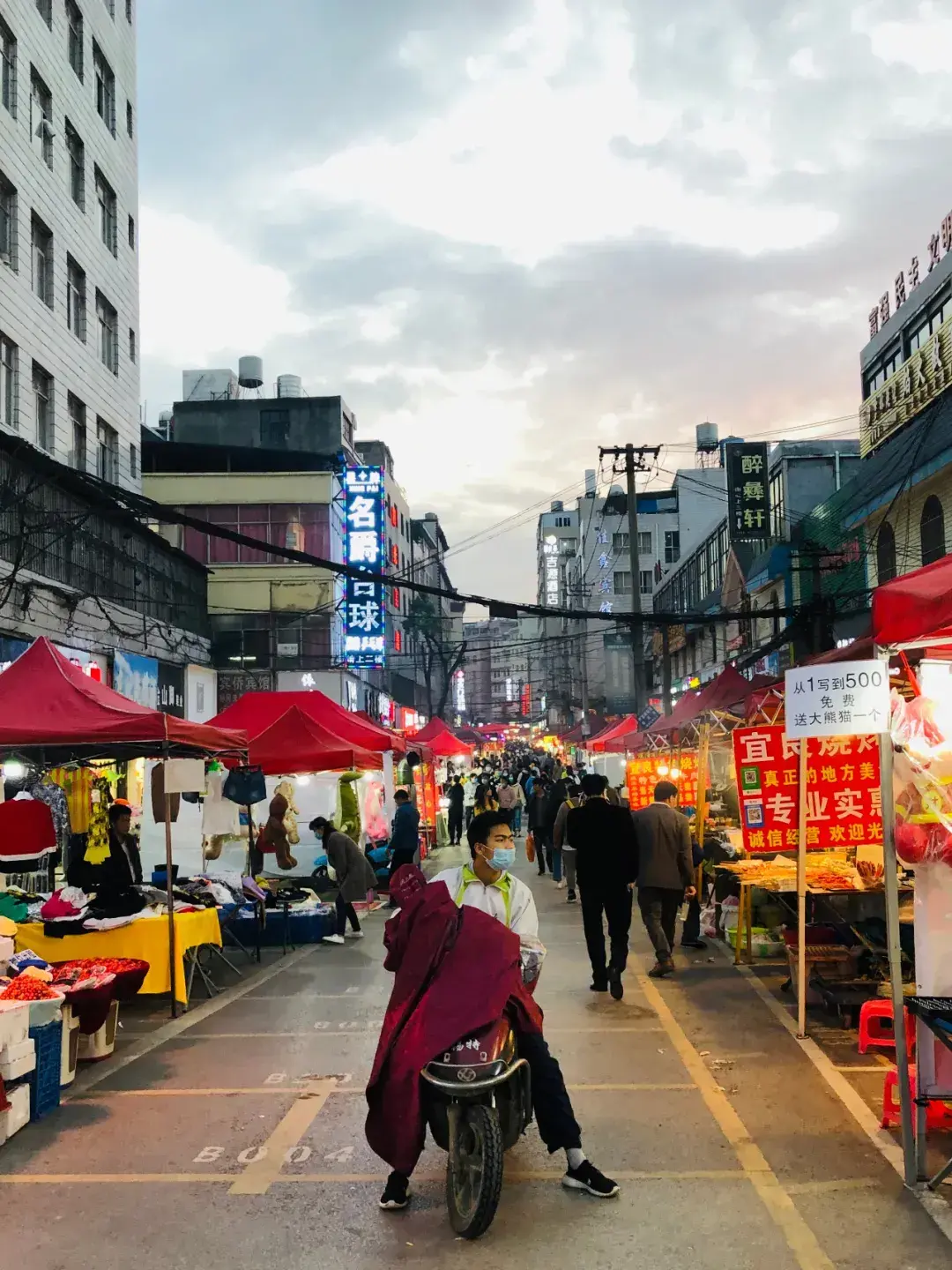 昆明夜市哪里最热闹(昆明最火夜市小吃一条街)