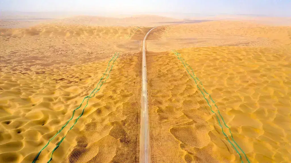 塔克拉玛干沙漠公路有多少公里(公路攻略及图片简介)