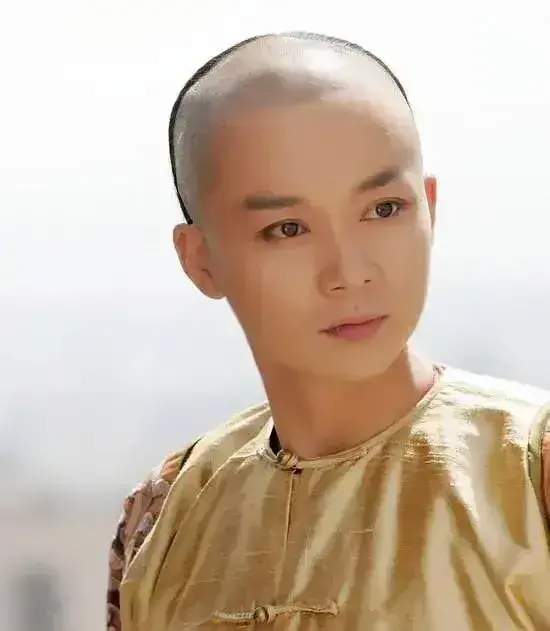 演员张嘉译(一手烂牌被打成王炸)