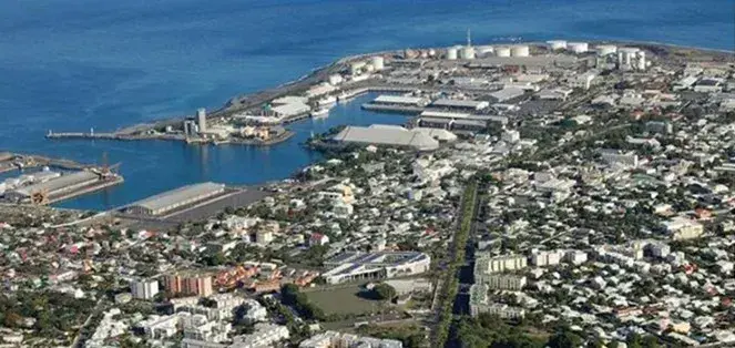 留尼汪岛属于哪个国家(留尼汪岛地理位置及出口的主要交通方式)