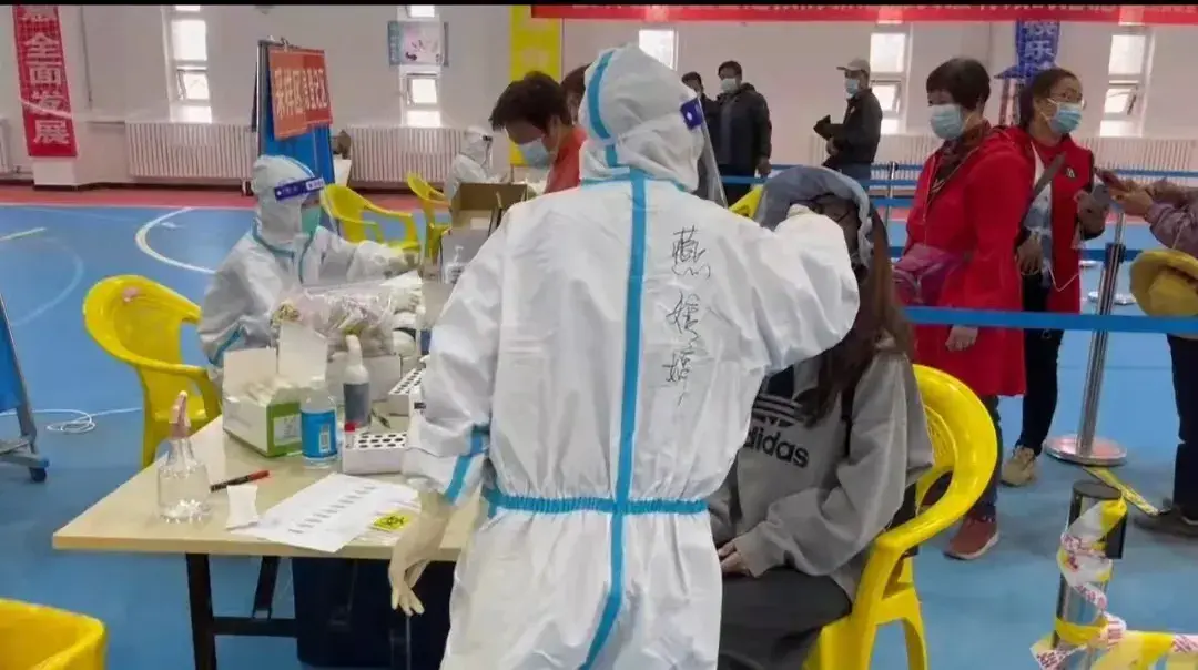 近万人滞留额济纳旗防疫物资短缺,额济纳旗行政区域实行封闭管理48小时