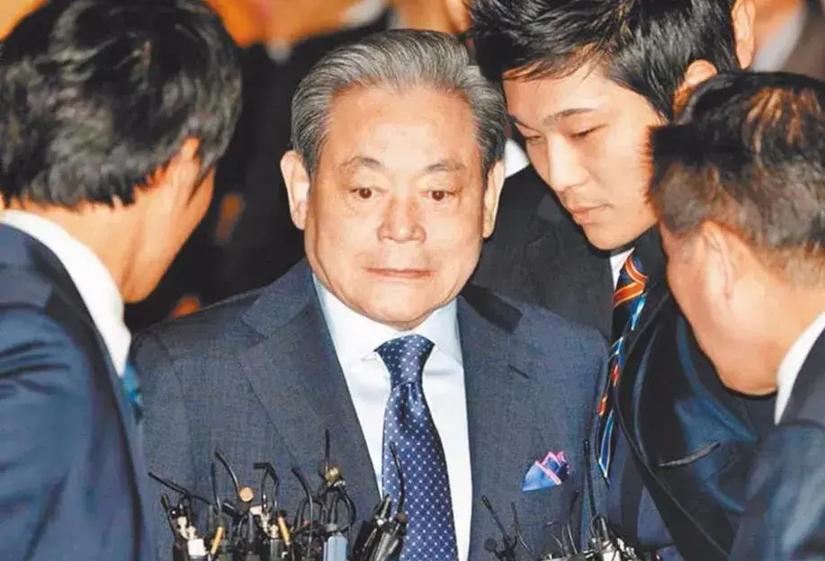 洪罗喜多少岁（洪罗喜简介及年轻时图片）