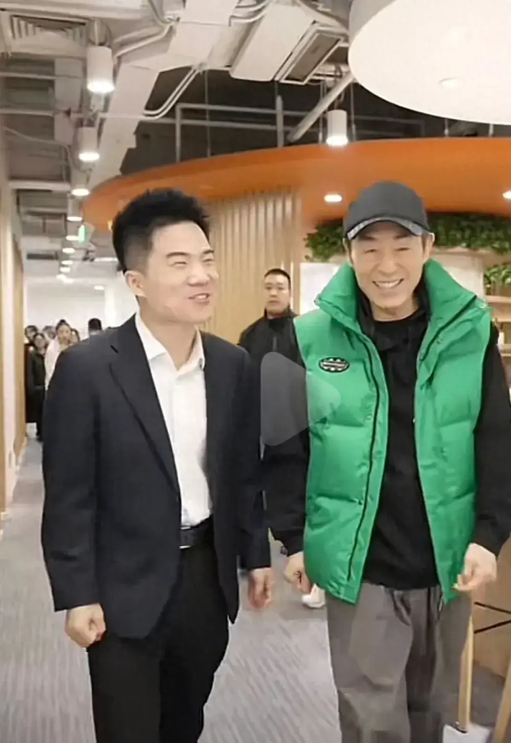 笑不活了，张艺谋董宇辉同框说陕西话